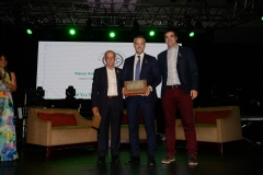 Entrega  de agradecimiento  de la Fundación Pérez Scremini por parte de Ney Castillo y Guzmán Nion a Ignacio Sarmiento de Enjoy